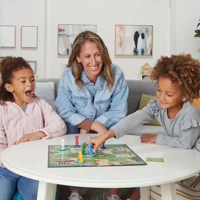 Hasbro reinventa la diversión: juegos de mesa que enriquecen la educación y la familia 2 Hasbro Cluedo Jr.