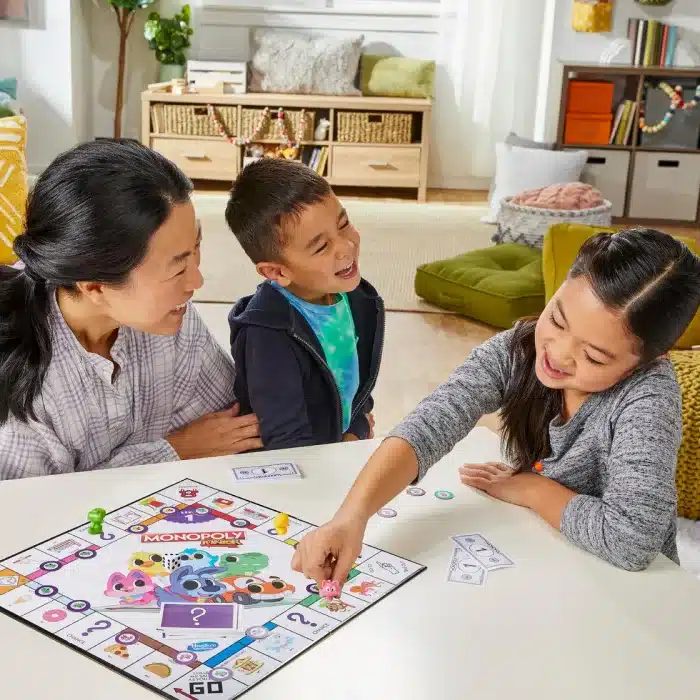 Hasbro recrea la diversión: juegos de mesa que enriquecen la educación y la familia 1 Hasbro Monopoly Jr.