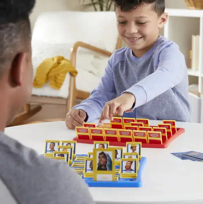 Hasbro reinventa la diversión: juegos de mesa que enriquecen la educación y la familia 3 ¿Quién es Hasbro?